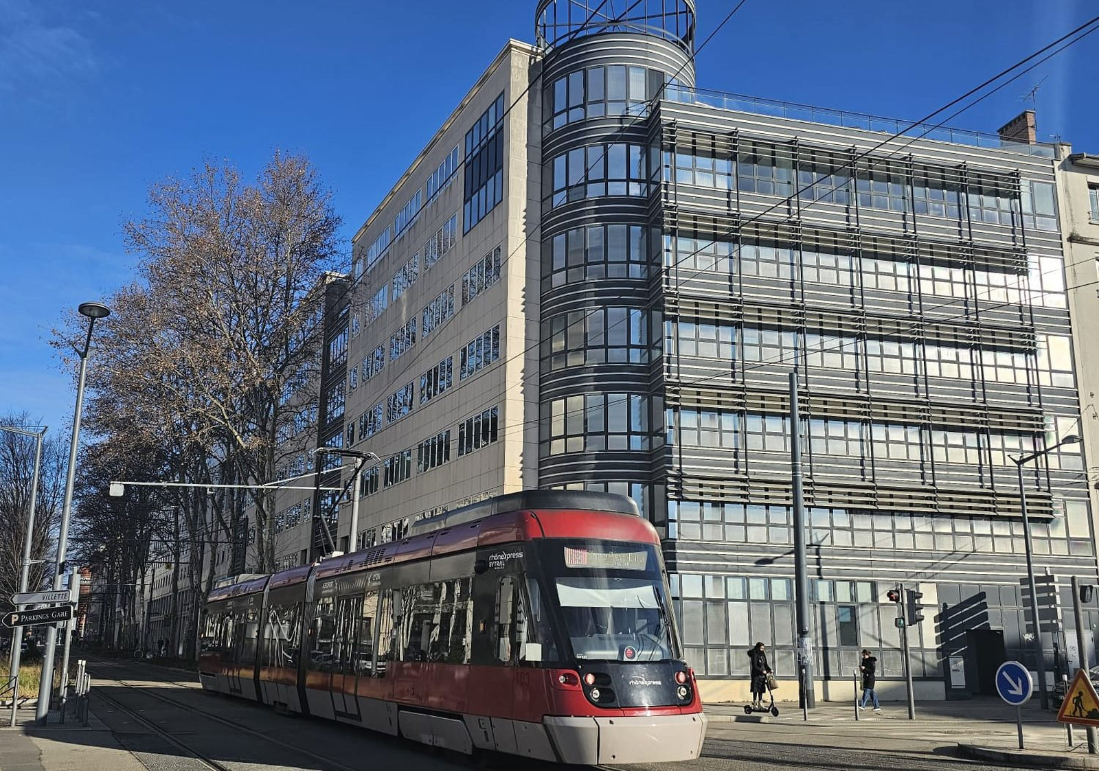 A Comprehensive Exploration of Business Education at Aura International School of Management in France